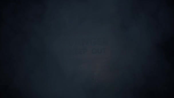 Installation de recherche Zombie Signer sur une clôture dans une tempête 