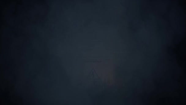 Installation de recherche Zombie Signer sur une clôture dans une tempête 