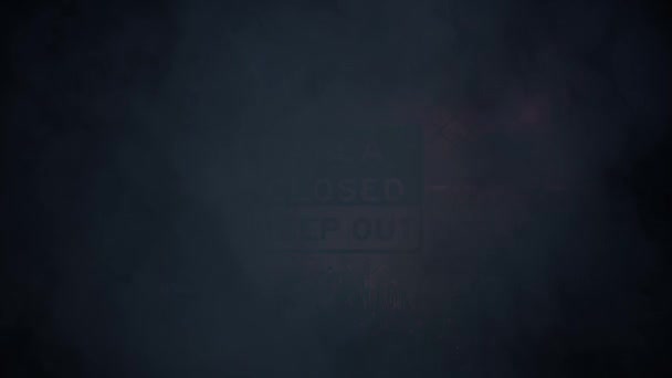 Zone fermée Garder les signes sur une clôture en métal dans une tempête 