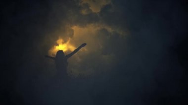 Gizemli bir kız kollarını garip şimşek fırtınası için kaldırma