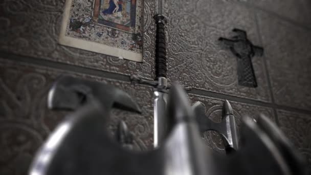 Mittelalterliche Waffe in einer Kirche — Stockvideo