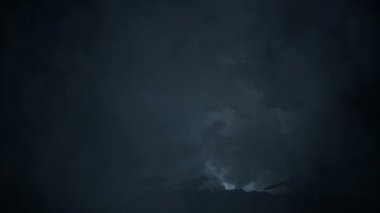 Büyük bir epik şimşek fırtınası ile çalışan kurt sürüsü