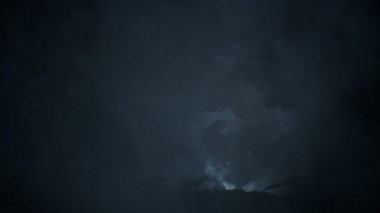 Büyük bir epik kar fırtınası ile çalışan kurt sürüsü