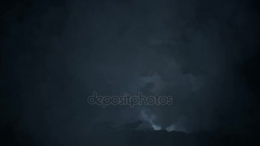 Epik bir fırtına ile çalışan kurt sürüsü