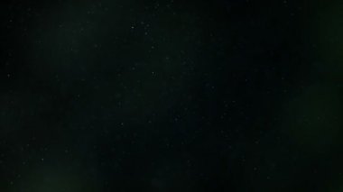 Karanlık bir alanda rüzgarlı parçacıkların büyülü atmosferi