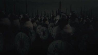 Viking Savaşçıları Savaşa Hazır Bir Fırtınanın Altında Duruyorlar