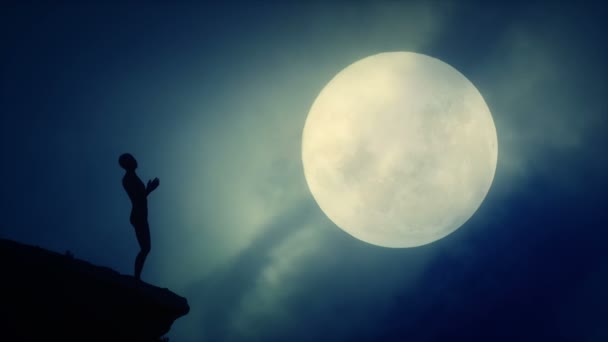 Παράξενη Φιγούρα Προσεύχεται Στο Φεγγάρι — Αρχείο Βίντεο