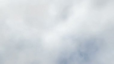 Beyaz Bulutların İçinden Uçmak ve Mavi Gökyüzü Kusursuz Döngü