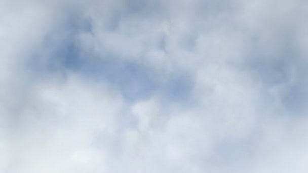 Voler à travers les nuages un jour de ciel bleu en boucle sans couture 