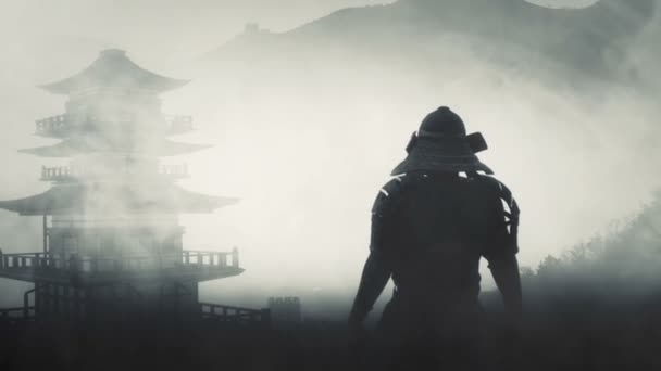 Der Führer Der Samurai Krieger Steht Vor Einem Japanischen Tempel — Stockvideo