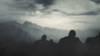 Kameraya doğru koşan yüzlerce zombi