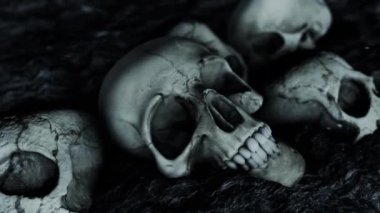 Yerdeki Antik İnsan Kafatası Yığını