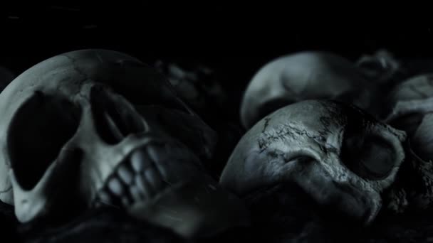 灰と暗闇の中で恐ろしい人間の頭蓋骨を見て — ストック動画