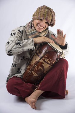 Beyaz adam bir davul ile