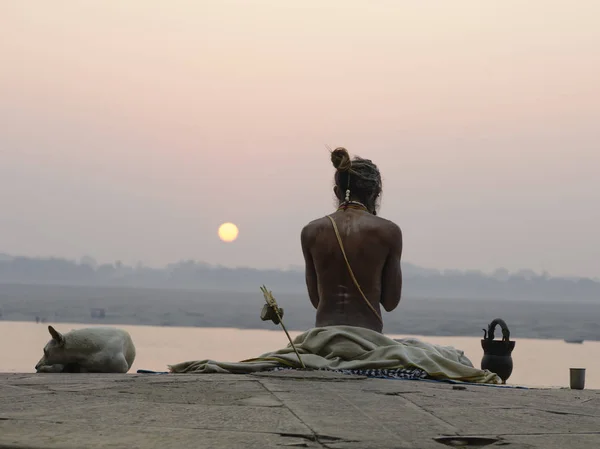 Yogui en la India, Varanasi. Diciembre 2015 — Foto de Stock