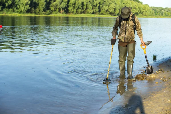 Rivelatori sono alla ricerca di un tesoro sulla spiaggia — Foto Stock