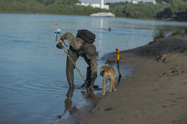 Detectores están buscando un tesoro en la playa — Foto de Stock