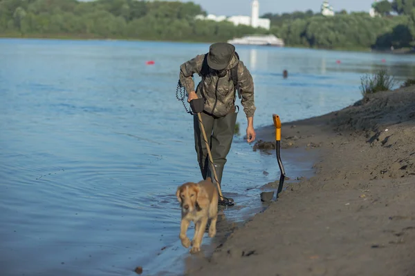 Detektorerna söker en skatt på stranden — Stockfoto