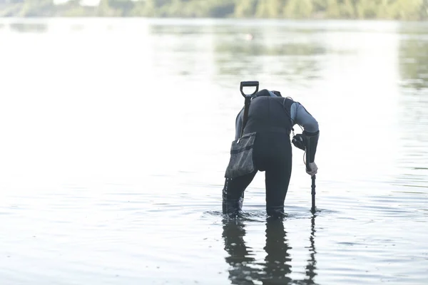 Detektorerna söker en skatt på stranden — Stockfoto