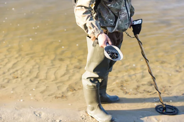 Detectoren zijn op zoek naar een schat op het strand — Stockfoto