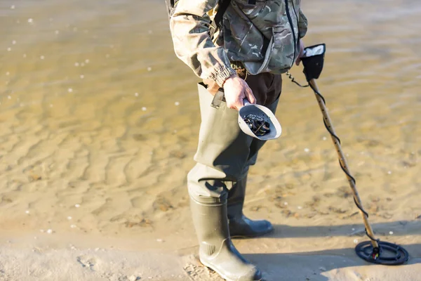 Detektorerna söker en skatt på stranden — Stockfoto