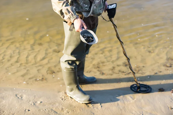 Detectores estão à procura de um tesouro na praia — Fotografia de Stock
