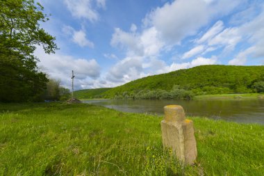  Nehirde Nistru dinlenme. Ivano-Frankivsk region, Ukrayna. Mayıs 201