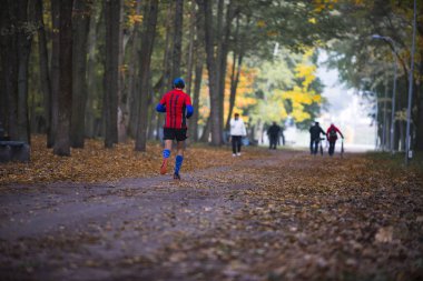 adam bir sonbahar parkında Chernigov çalıştıran