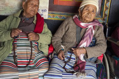 Ulusal kostümlü Nepalli kadınlar, Katmandu. Nepal 20 Aralık 2017