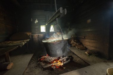 Dağlarda peynir üretimi, Ukrayna. Verkhovyna köyü. Ivano-Frankivsk bölgesi. 25 Mayıs 2017.