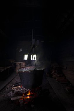 Dağlarda peynir üretimi, Ukrayna. Verkhovyna köyü. Ivano-Frankivsk bölgesi. 25 Mayıs 2017.