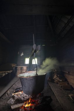 Dağlarda peynir üretimi, Ukrayna. Verkhovyna köyü. Ivano-Frankivsk bölgesi. 25 Mayıs 2017.