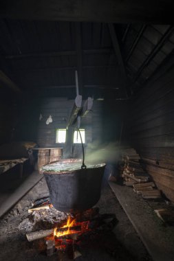 Dağlarda peynir üretimi, Ukrayna. Verkhovyna köyü. Ivano-Frankivsk bölgesi. 25 Mayıs 2017.
