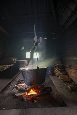 Dağlarda peynir üretimi, Ukrayna. Verkhovyna köyü. Ivano-Frankivsk bölgesi. 25 Mayıs 2017.