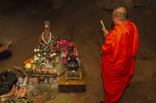 Egy Buddhista Szerzetes Rituálét Hajt Végre Egy Barlangban Pai Város — Stock Fotó