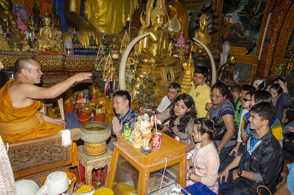 Monje Budista Bendijo Feligreses Templo Doi Suthep Chiang Mai Abril — Foto de Stock