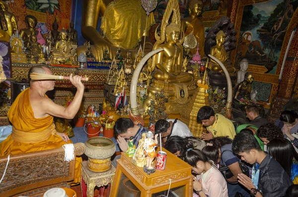 Monje Budista Bendijo Feligreses Templo Doi Suthep Chiang Mai Abril — Foto de Stock