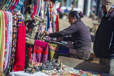 Nepal 'de kumaş yapan bir kadın. Manang Köyü. Nepal 'de. 12 Aralık 2017