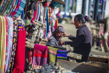 Nepal 'de kumaş yapan bir kadın. Manang Köyü. Nepal 'de. 12 Aralık 2017