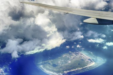 Uçak penceresinden Endonezya 'daki Bali Adası' na bak..