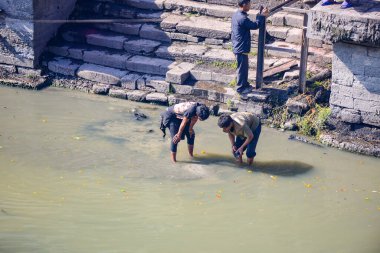 Nepal 'deki Dalitler odun yığını üzerinde insan kalıntıları topluyor. Katmandu 12 Aralık 2017