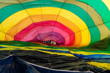 Balon uçuşu. Ukrayna üzerinde akşam uçuşu.