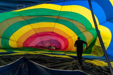 Balon uçuşu. Ukrayna üzerinde akşam uçuşu.