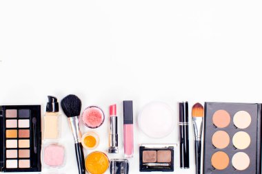 Fırçalar ve kozmetik şablonu