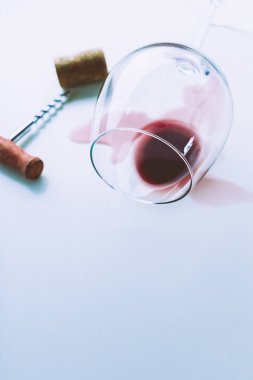 Bardakta kırmızı şarap.