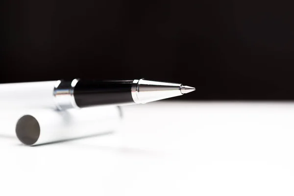 Pen liggend op pen deksel — Stockfoto