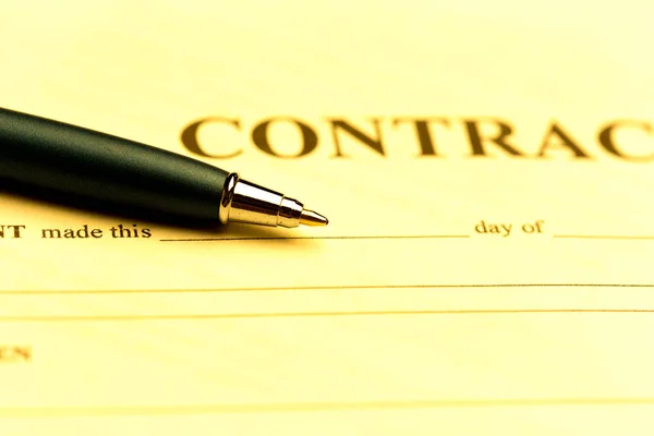 Caneta no documento do contrato — Fotografia de Stock