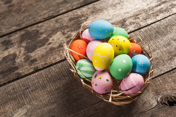 Huevos de Pascua en el nido —  Fotos de Stock