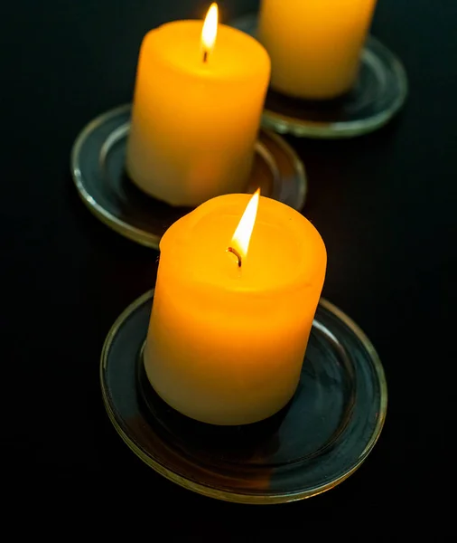 Queimando velas amarelas — Fotografia de Stock