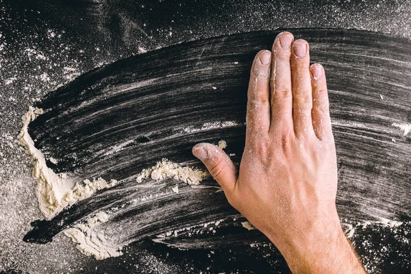 Mannen baker fungerar med mjöl — Stockfoto